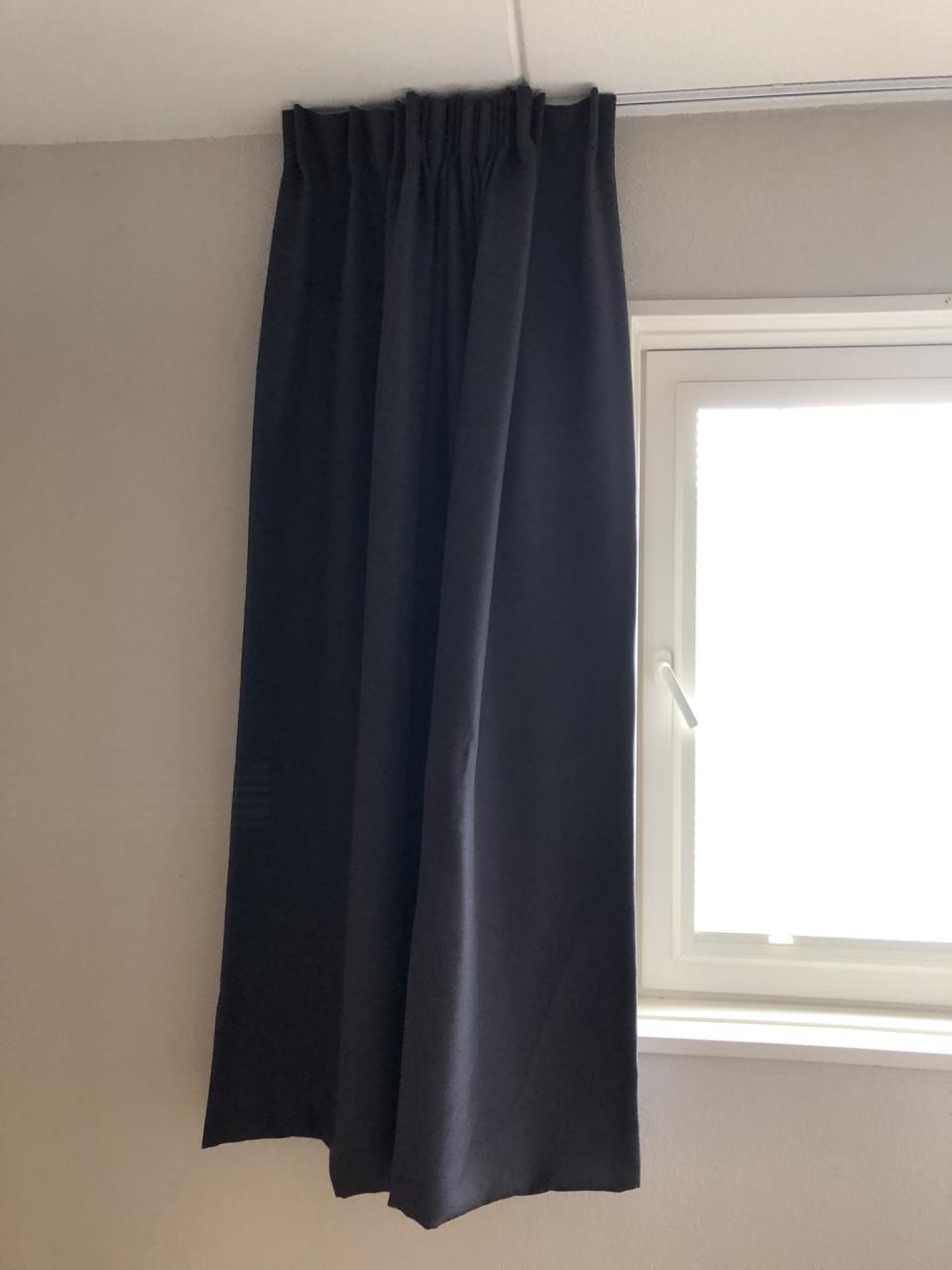 Te koop mooi verduisterend gordijn.(nieuw).