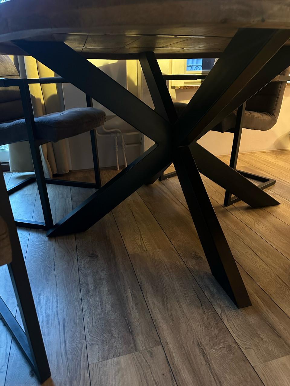 Eettafel met stoelen