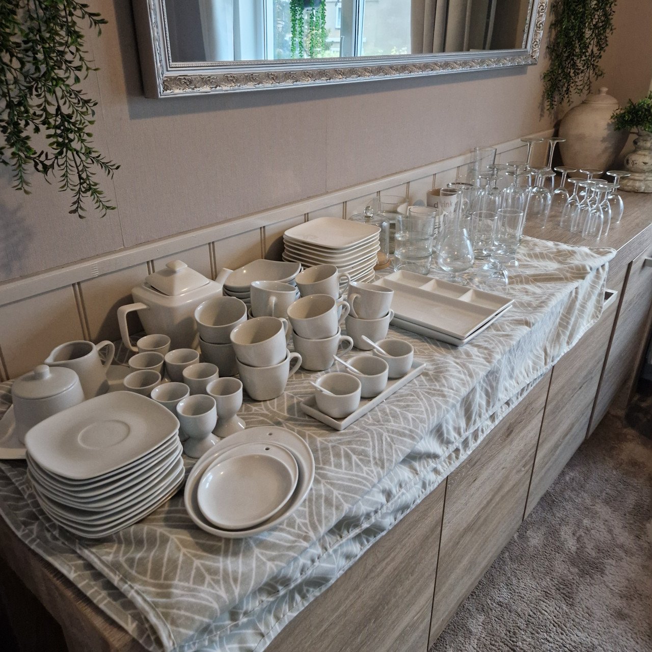 Wegens andere kleur witte borden schalen bekers compleet met glas werk