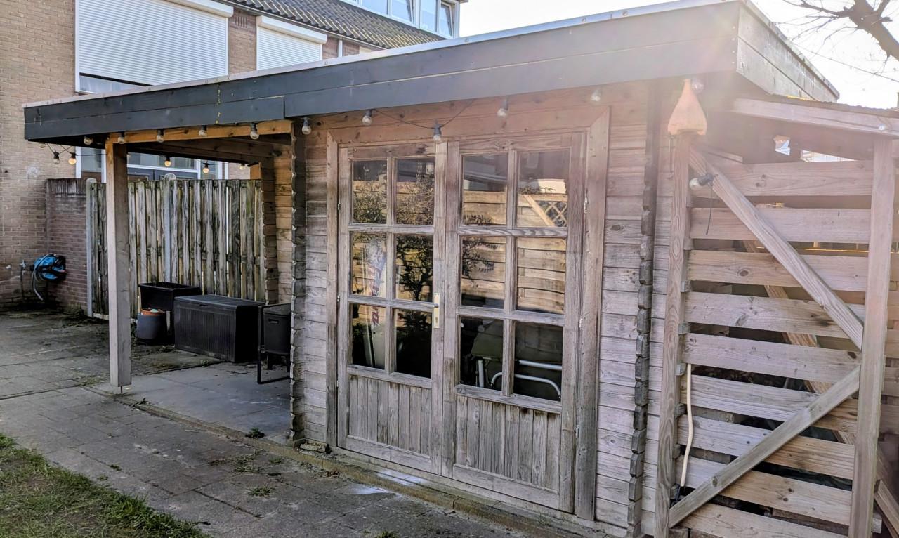 Houten overkapping met schuurtje/berging