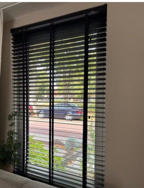 2 houten jaloezieën matzwart