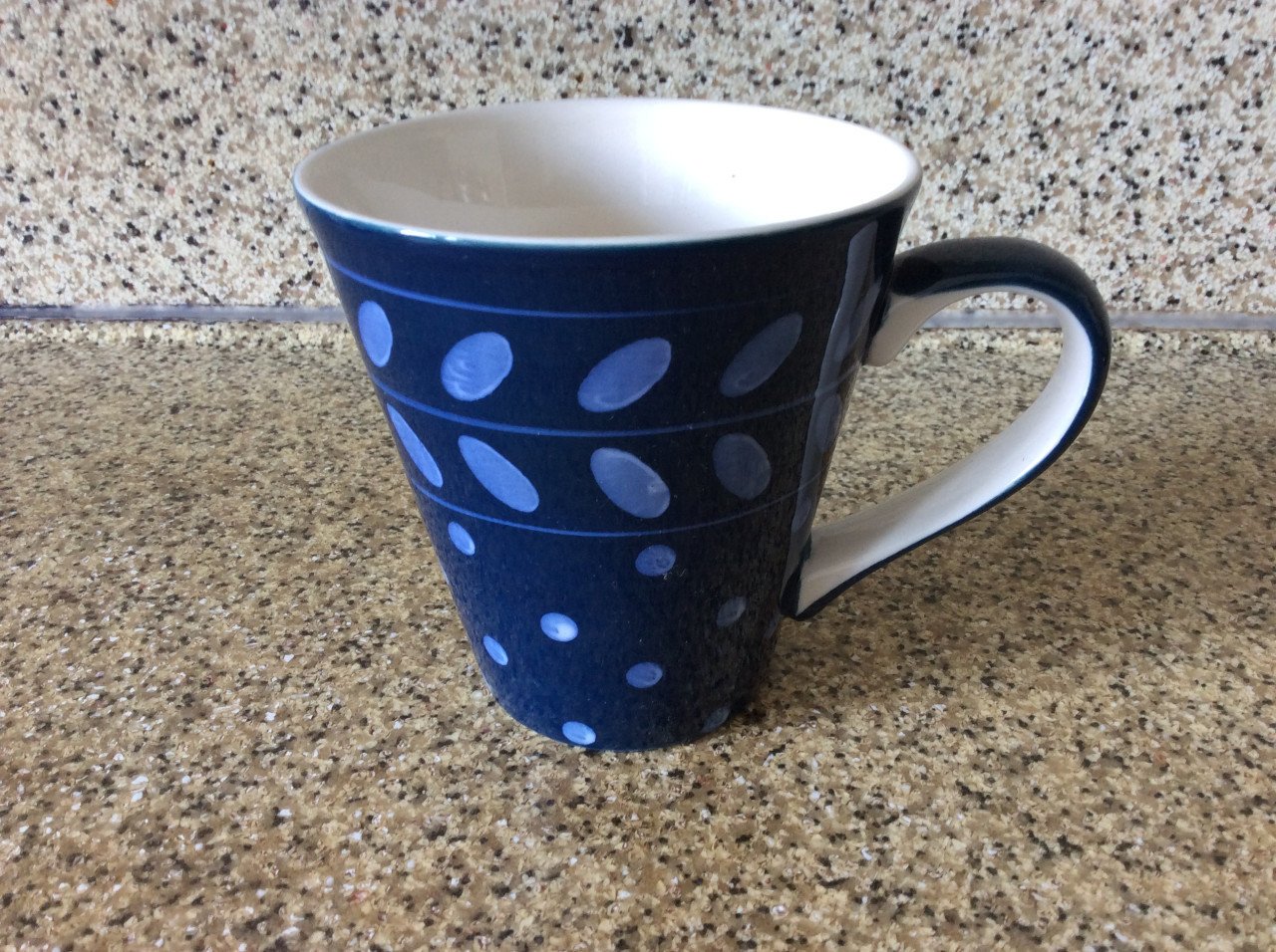 Verschillende bekers, waaronder Douwe Egberts