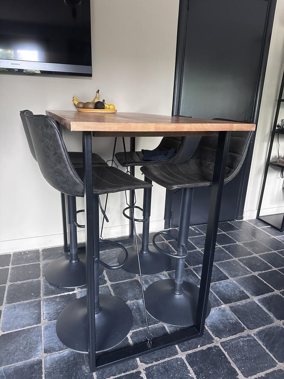 Bartafel met 4 barkrukken