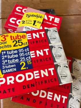 Zeer oude tubes tandpasta voor een verzamelaar