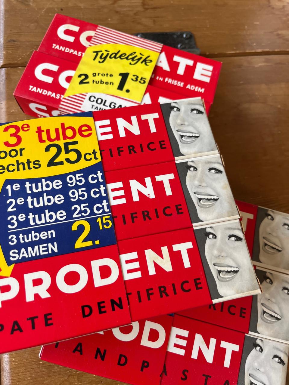 Zeer oude tubes tandpasta voor een verzamelaar
