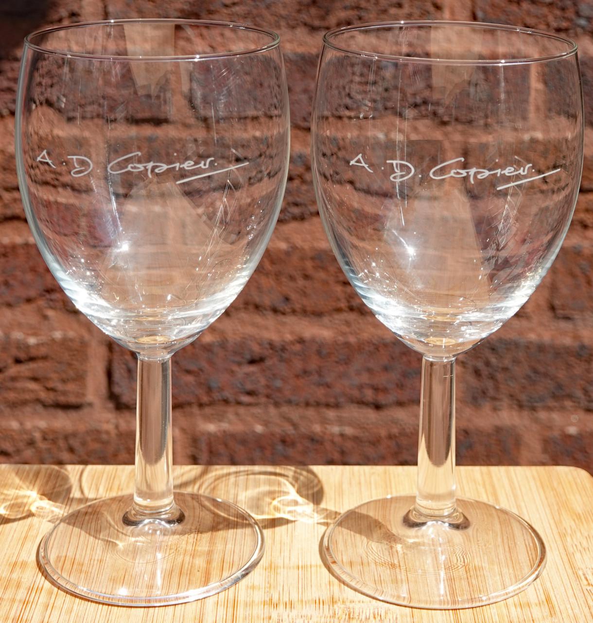 2 Copier Gilde wijnglazen gegraveerd met A.D. Copier