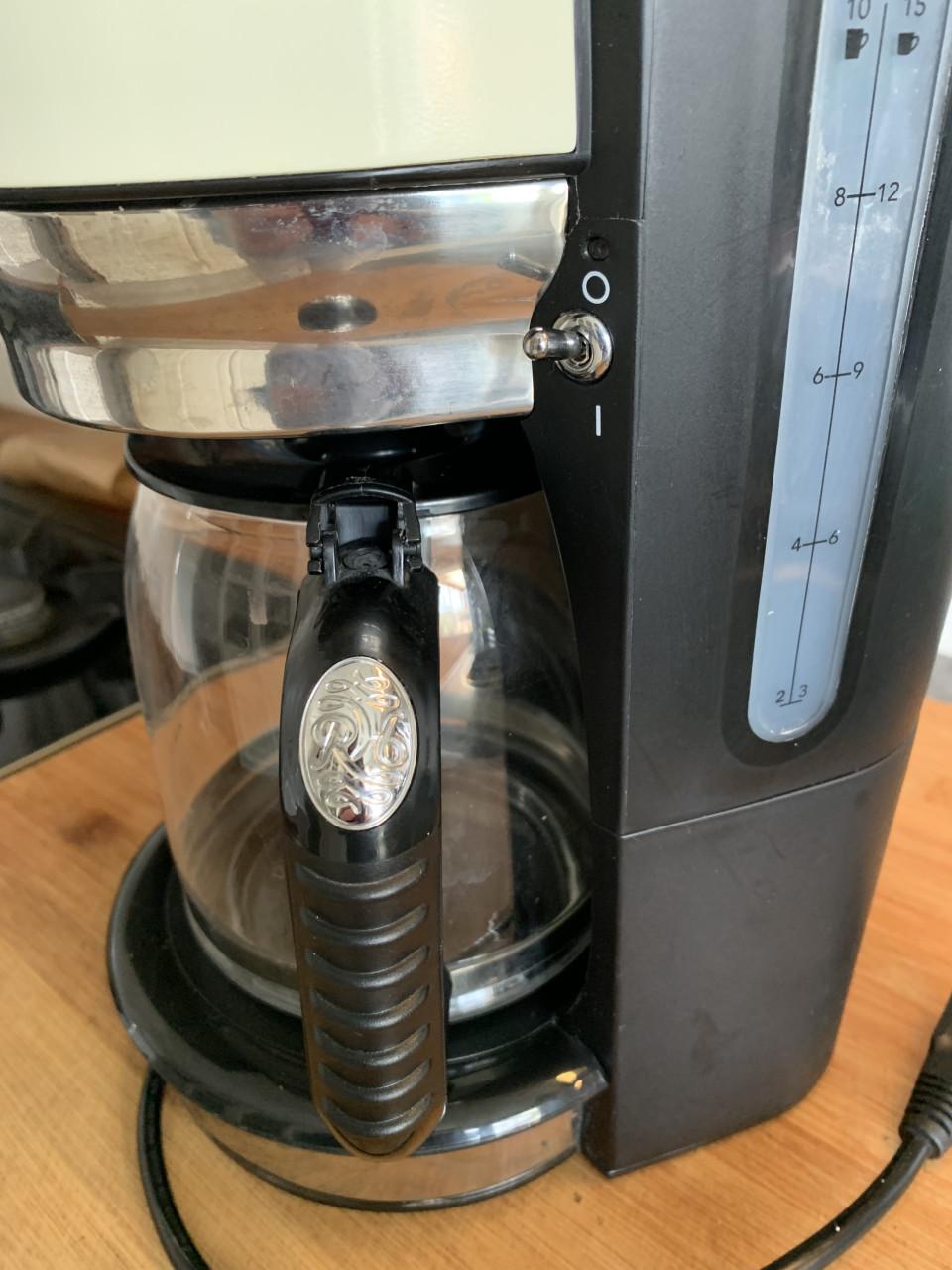 Een Russell Hobbs koffiezetapparaat in crème en zwart