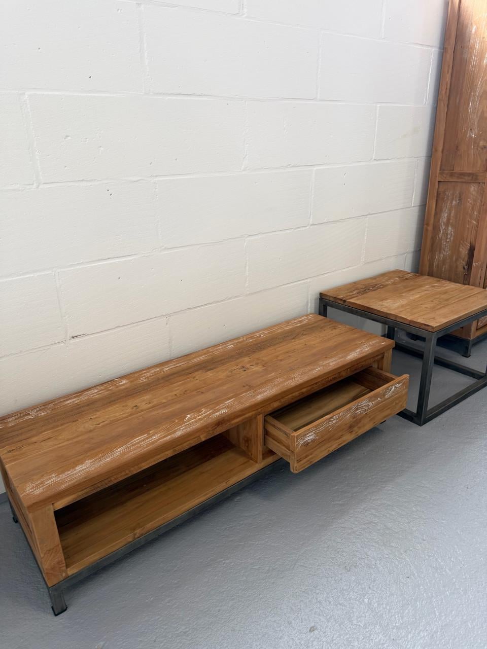 Tv-meubel / dressoir – hout met stalen onderstel