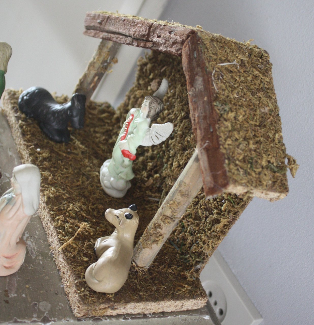 Klein kerststalletje met stenen beeldjes
