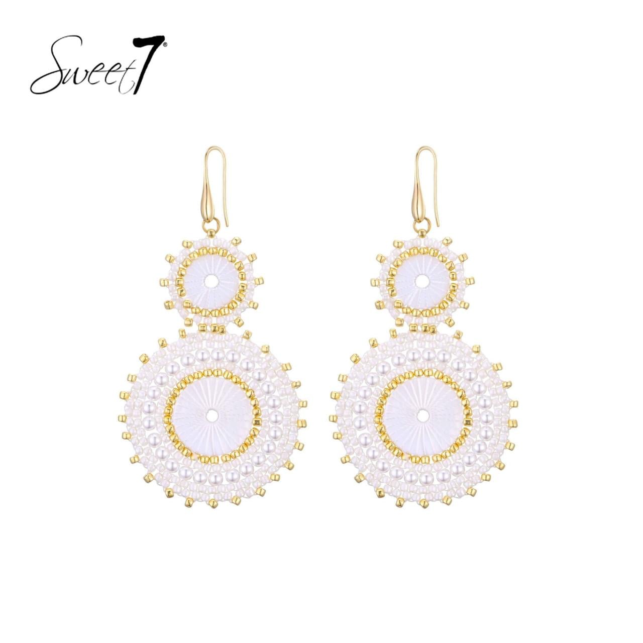 Oorbellen met schelpen rand en goudkleurige kralen rond hanger