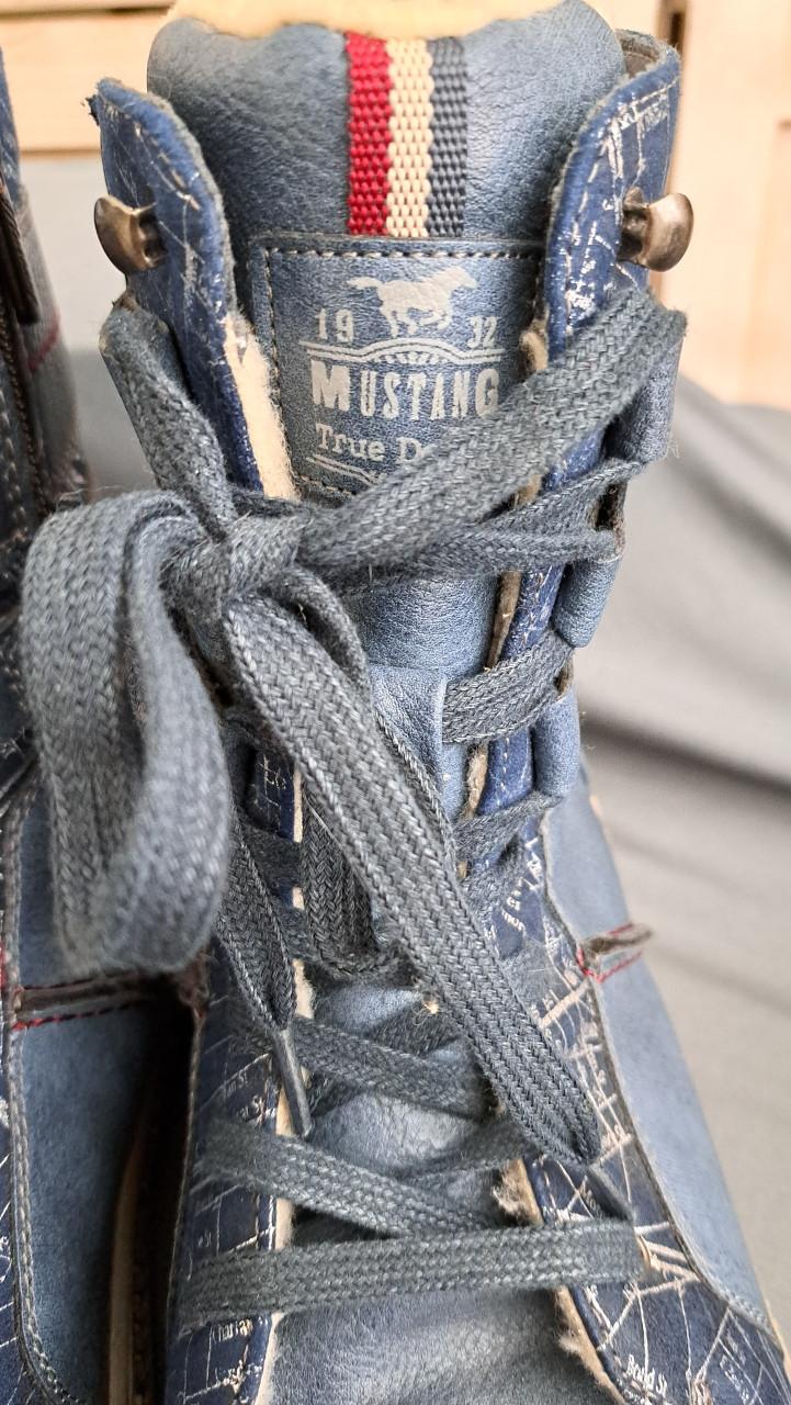 Mooie gevoerde Mustang schoenen, mt. 42