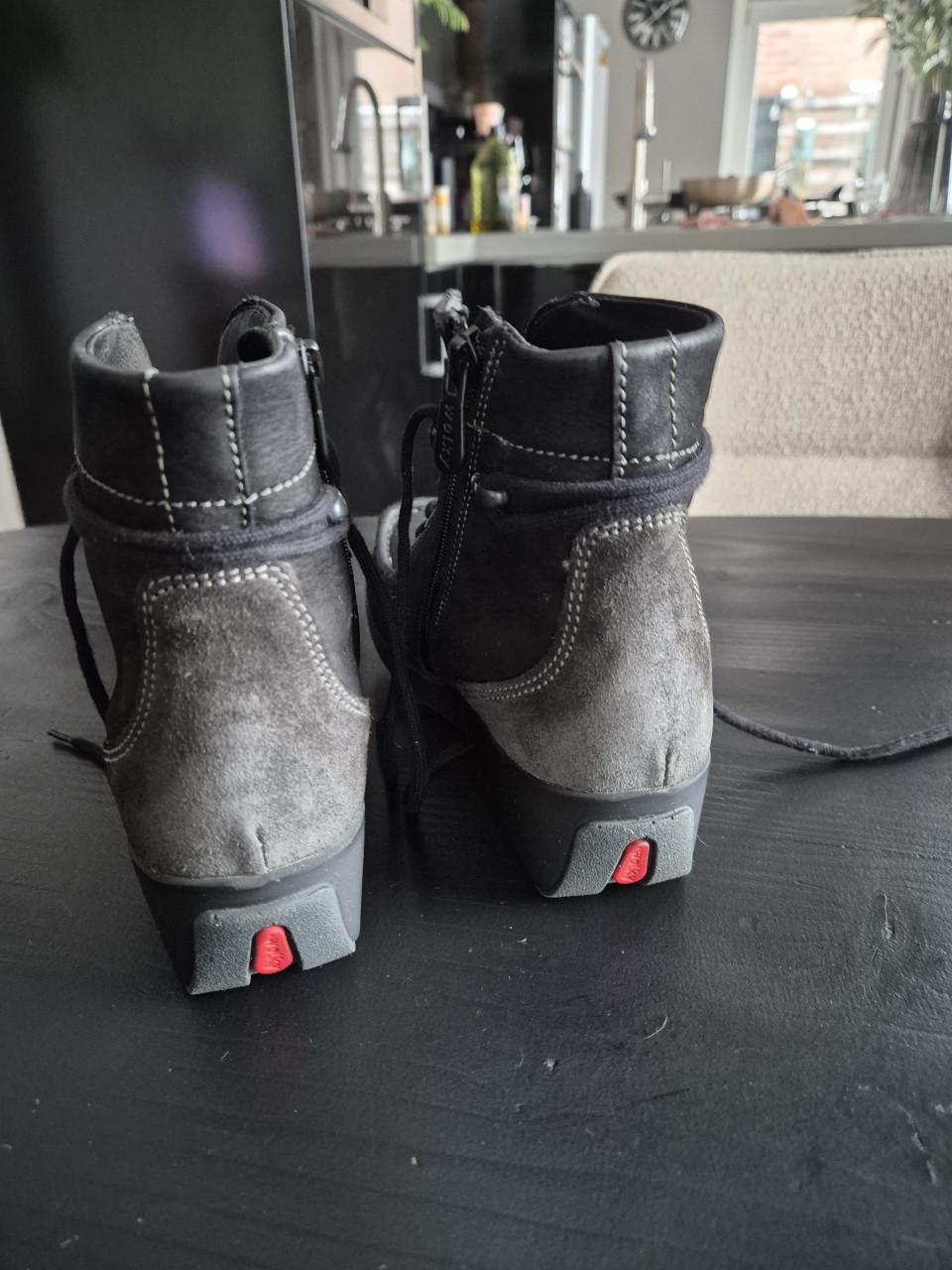 Te koop zwarte damesboots wolky