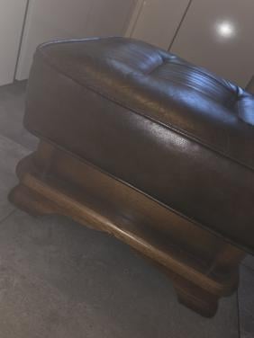 Bruin lederen poef / hocker met massief eikenhout onderstel