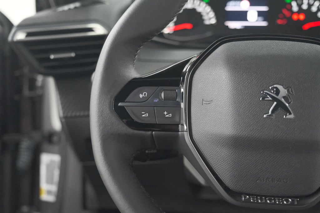 Peugeot 2008 puretech 130 active | camera | apple carplay | parkeersensoren