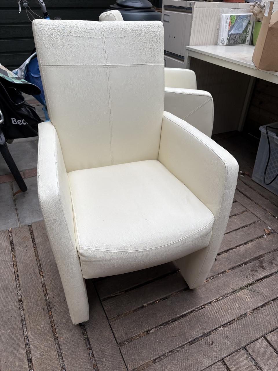 Twee eetkamerstoelen op wieltjes