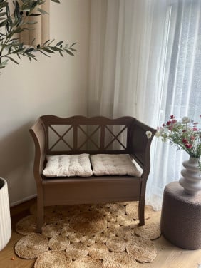 Uniek gerestyled taupe bankje met opbergruimte & nieuwe kussentjes