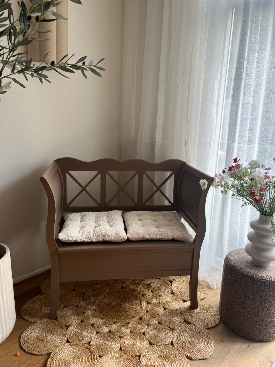 Uniek gerestyled taupe bankje met opbergruimte & nieuwe kussentjes