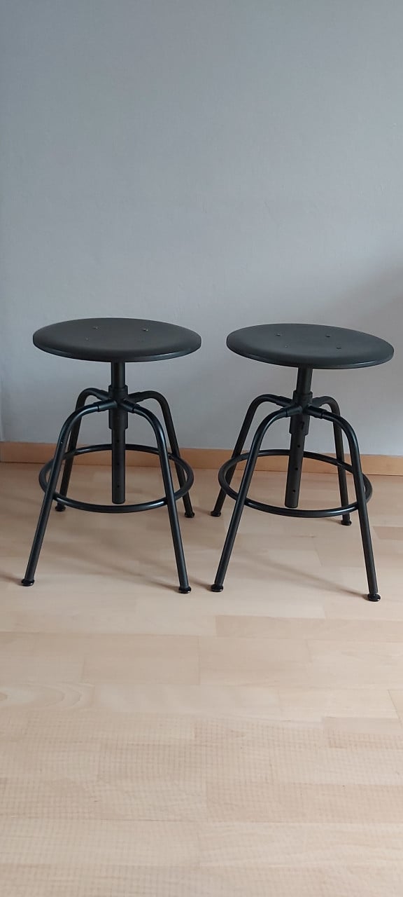 2 zwarte krukken