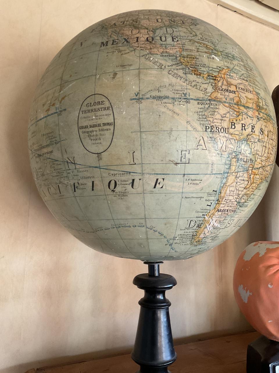 Grote antieke globe ( gips )