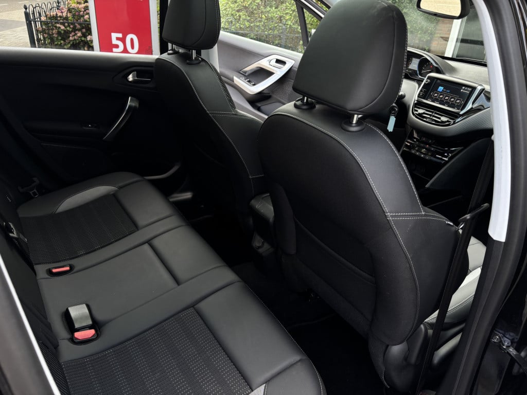 Peugeot 2008 allure 1.2-111pk/panoramadak