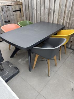 Tuintafel met 4 Hartmann kuipstoelen