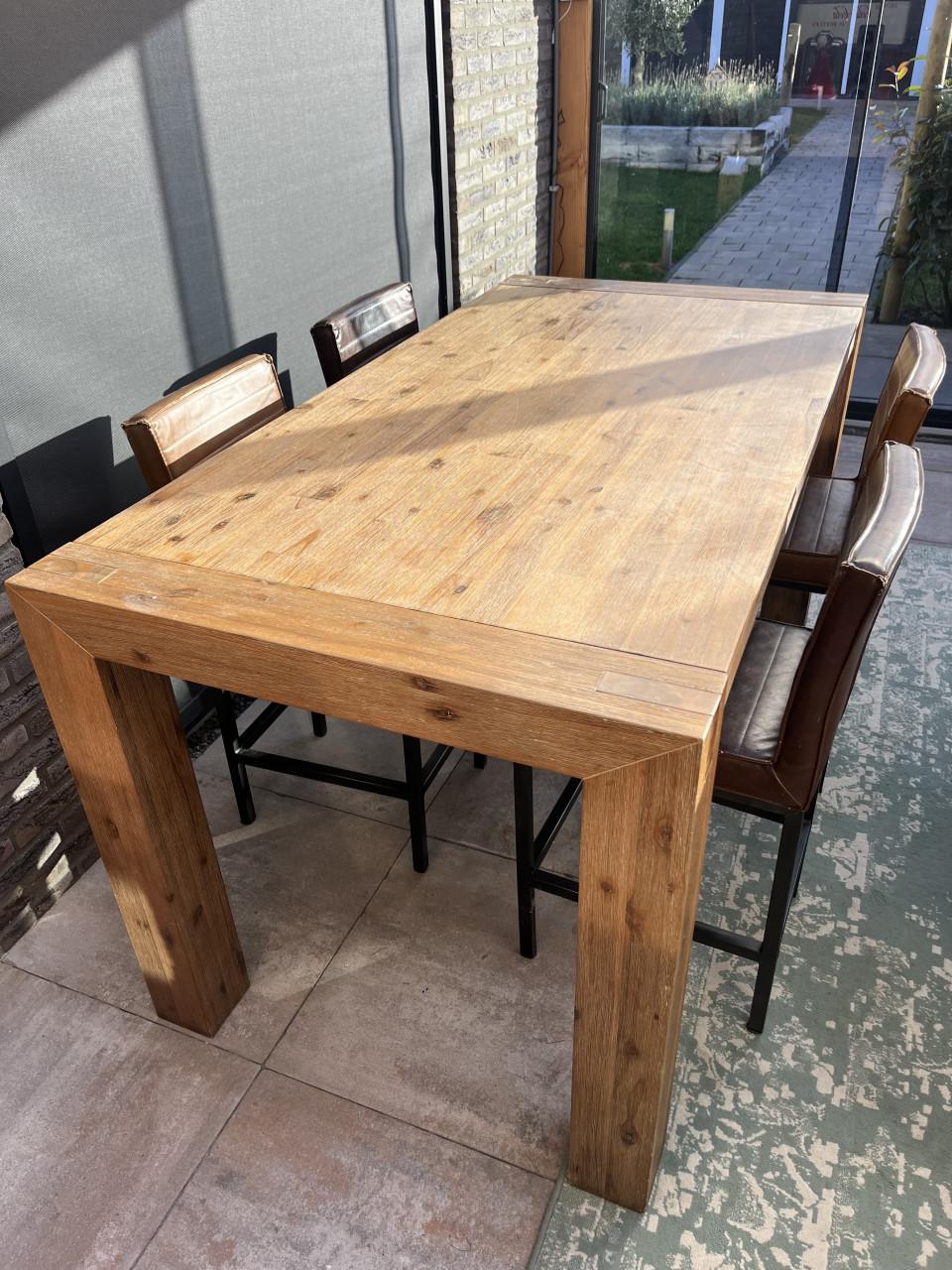 Hoge eetkamertafel met vier stoelen