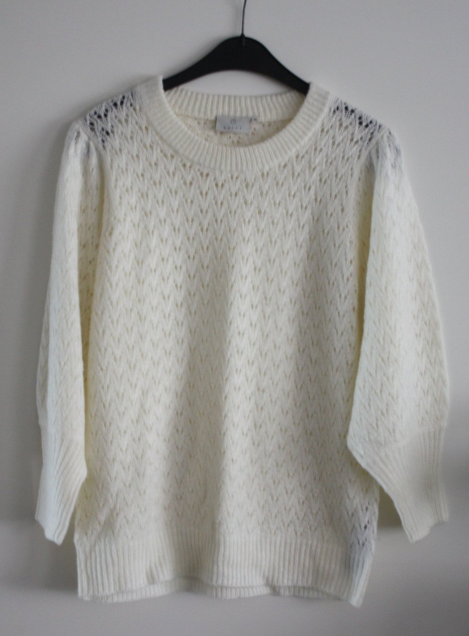 Beige opengewerkte breisel maat m