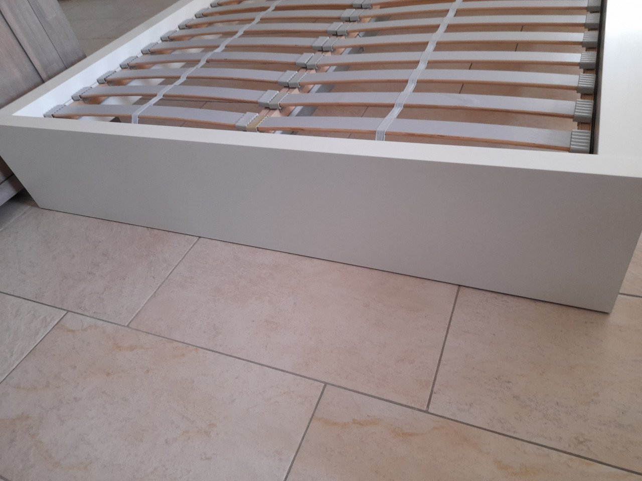 140 x 200 Wit bed ( in goede nette staat )