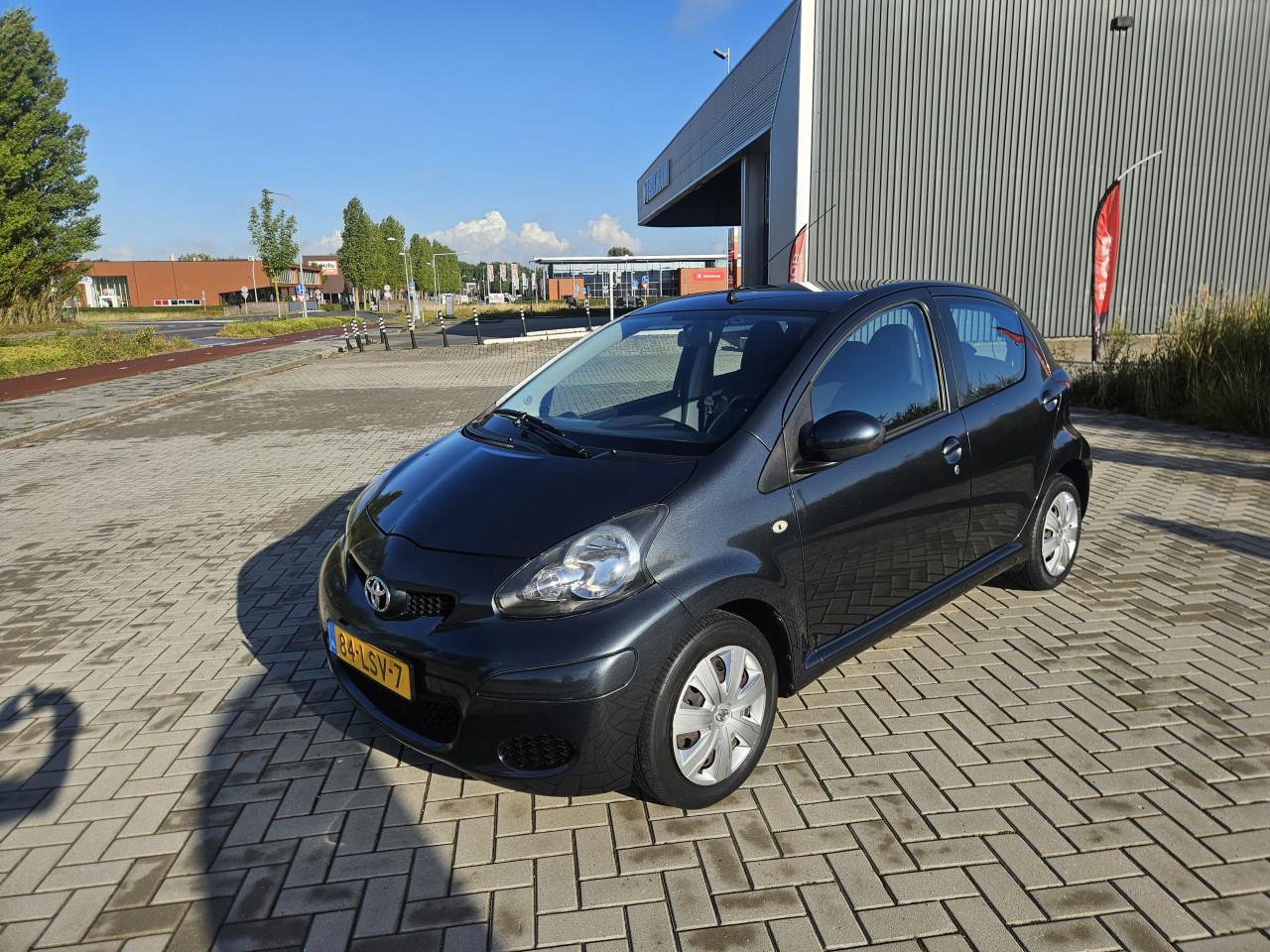 Zuinige TOYOTA AYGO 5drs Comfort AIRCO / NL AUTO  / 1:23 / 78.111 km !! NAP