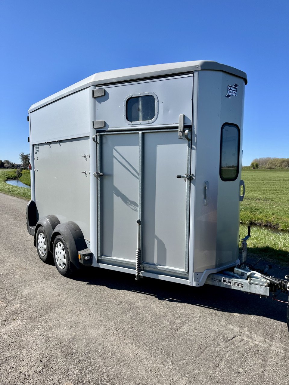 De grootste Ifor voor 2 paarden, HB511 met aluminium bodem en voorlosklep