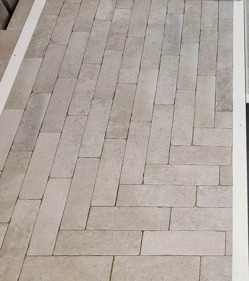 3030-2 ca 36 m² lichtgrijze klinkerstijl tegels, 7,5x25 cm,van € 84,75 voor