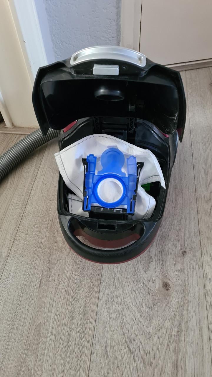 Stofzuiger merk Rowenta 220V-750W-Compleet en goed werkend