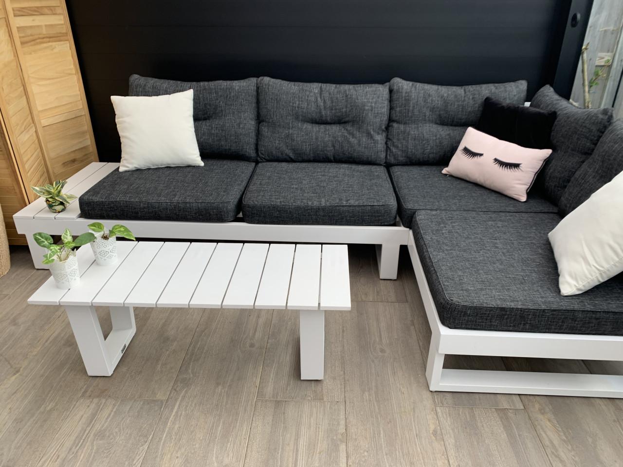 Alminium loungset met kussens en tafel merk SENSE.
