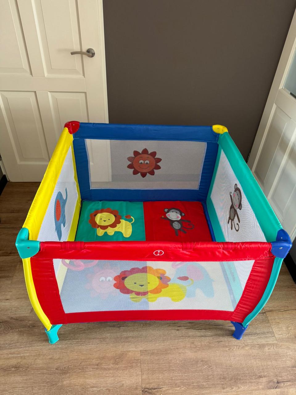 Opvouwbare kleurrijke babybox