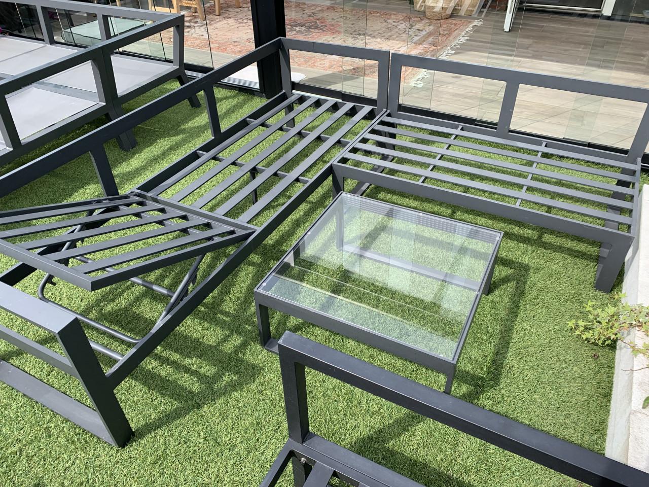 Alminium loungesetmet tafel en kussens.