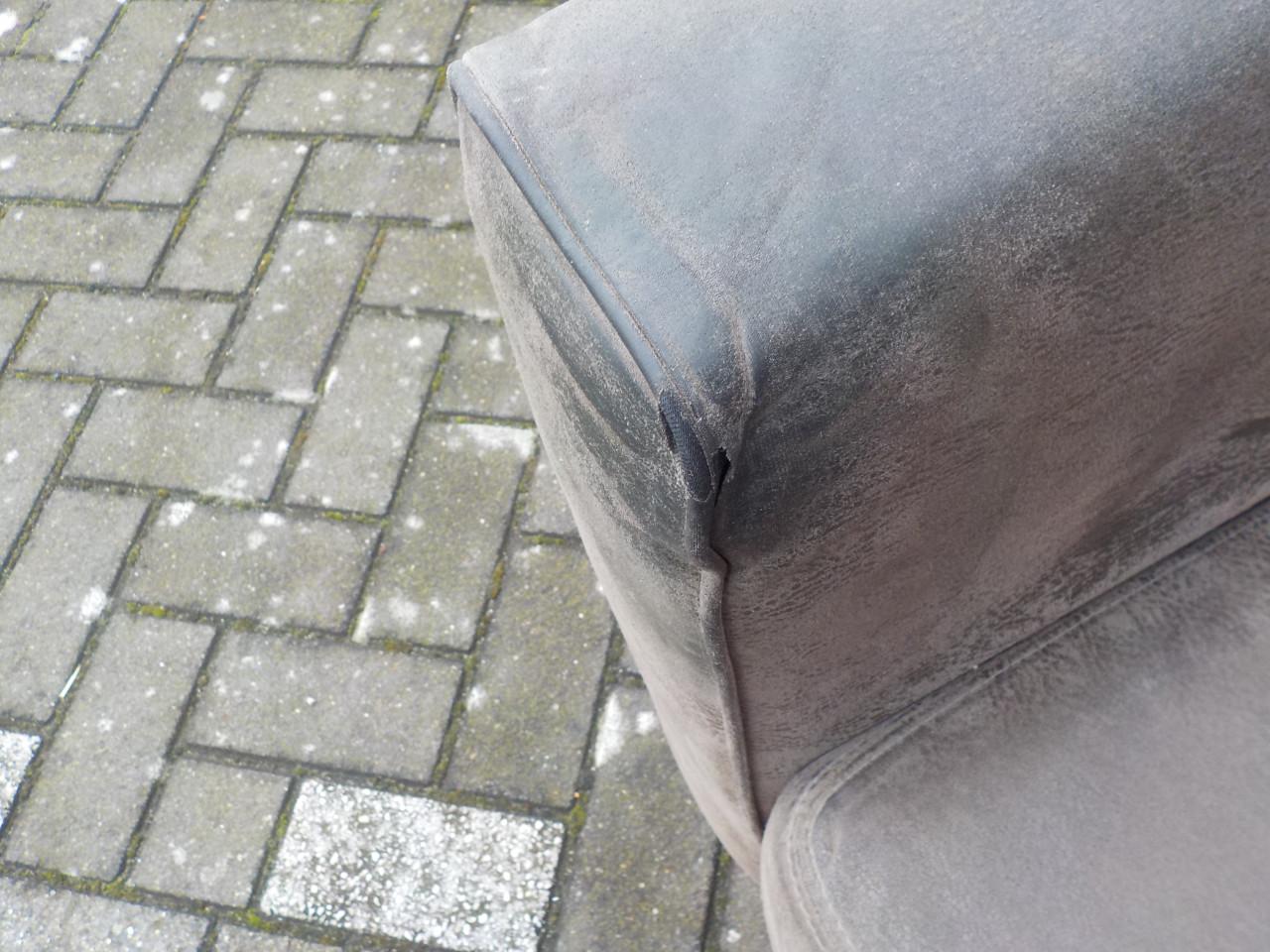 Mooie kwaliteit suede hoekbank in goede staat  260 x 160 cm diep 85 cm