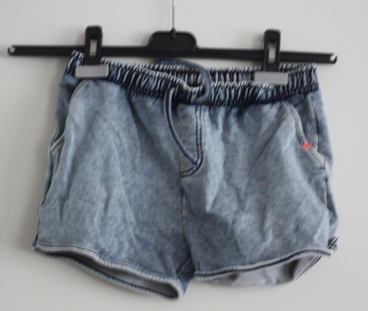 Korte broek  maat 146-152