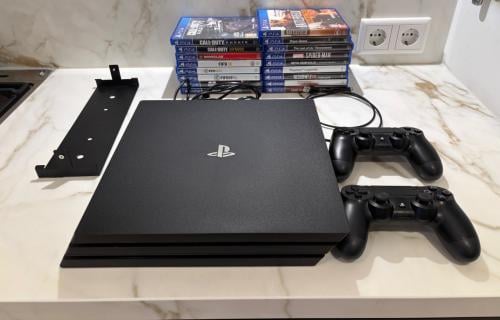 Playstation 4 Pro 1TB - 2 controllers - 17 games - FW 10.01