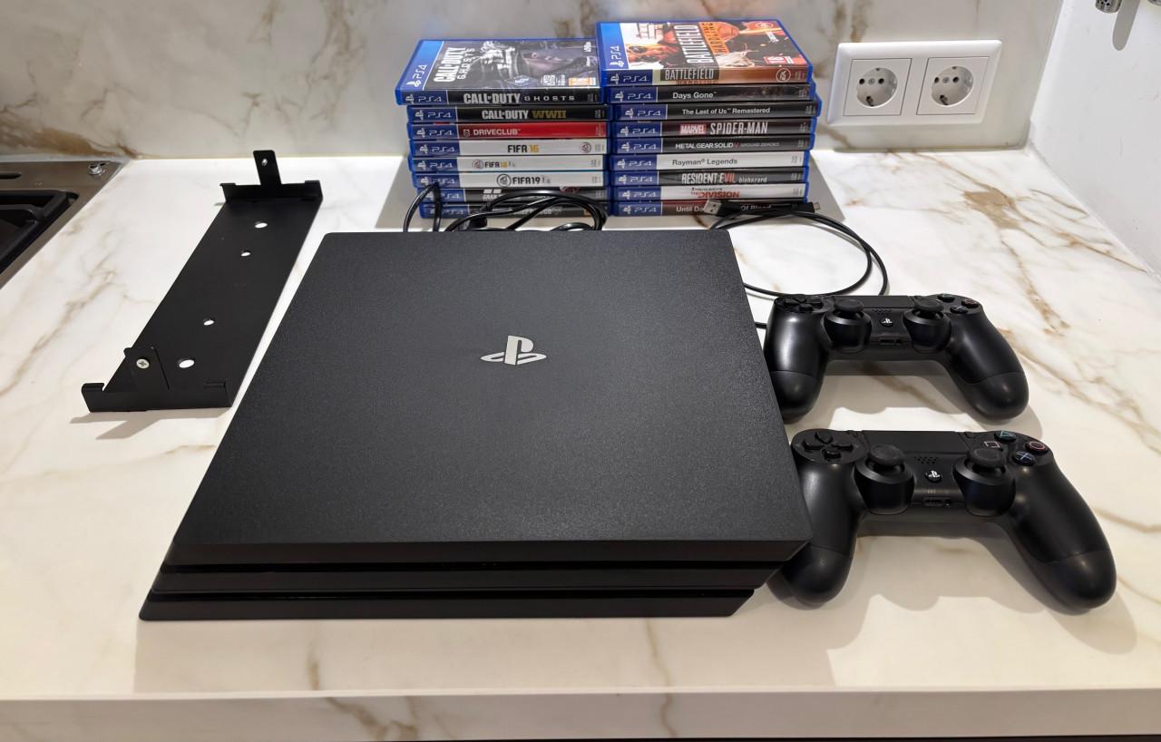 Playstation 4 Pro 1TB - 2 controllers - 17 games - FW 10.01