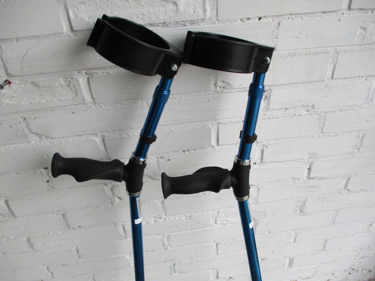 Stel zgan elleboogkrukken in lengte instelbaar