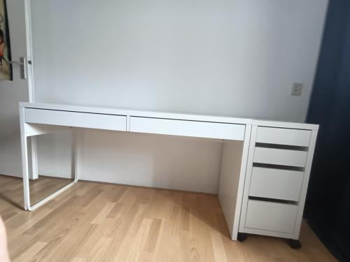 Bureau IKEA MICKE plus ladeblok IKEA MICKE