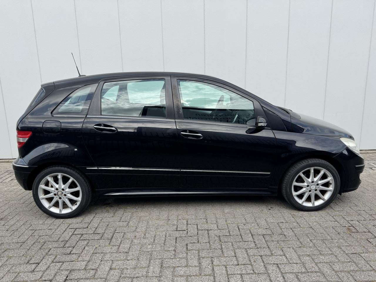 Mercedes B200 met 4 nieuwe banden en vol jaar apk!
