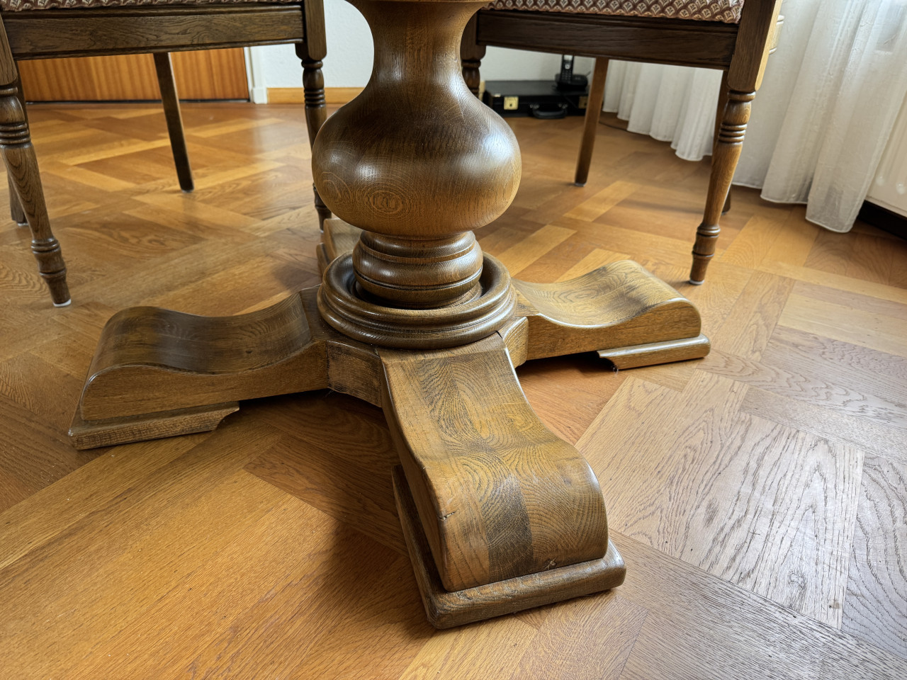Massief eiken eethoek ronde tafel 120 cm met 4 armstoelen