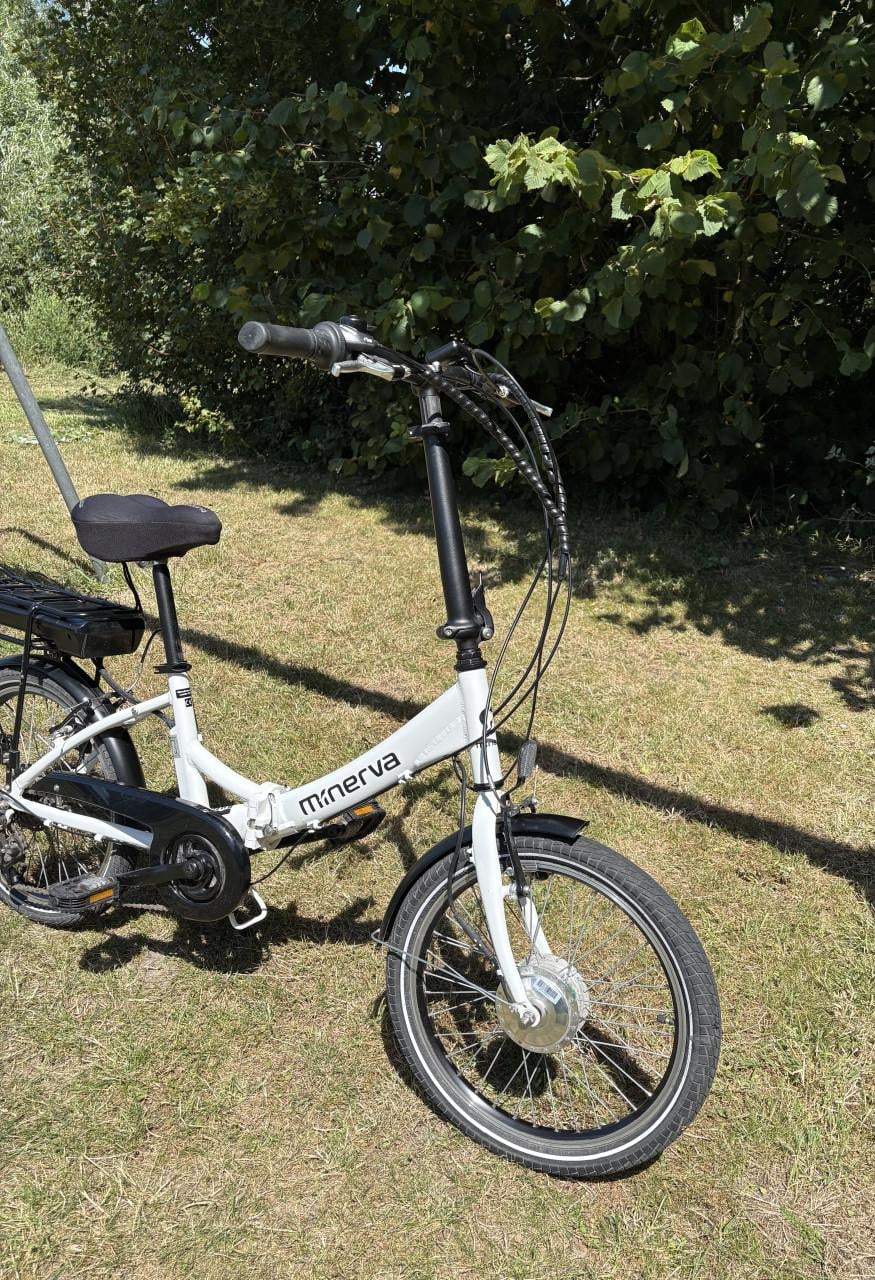 Nette witte Minerva elektrische vouwfiets 7 versnellingen