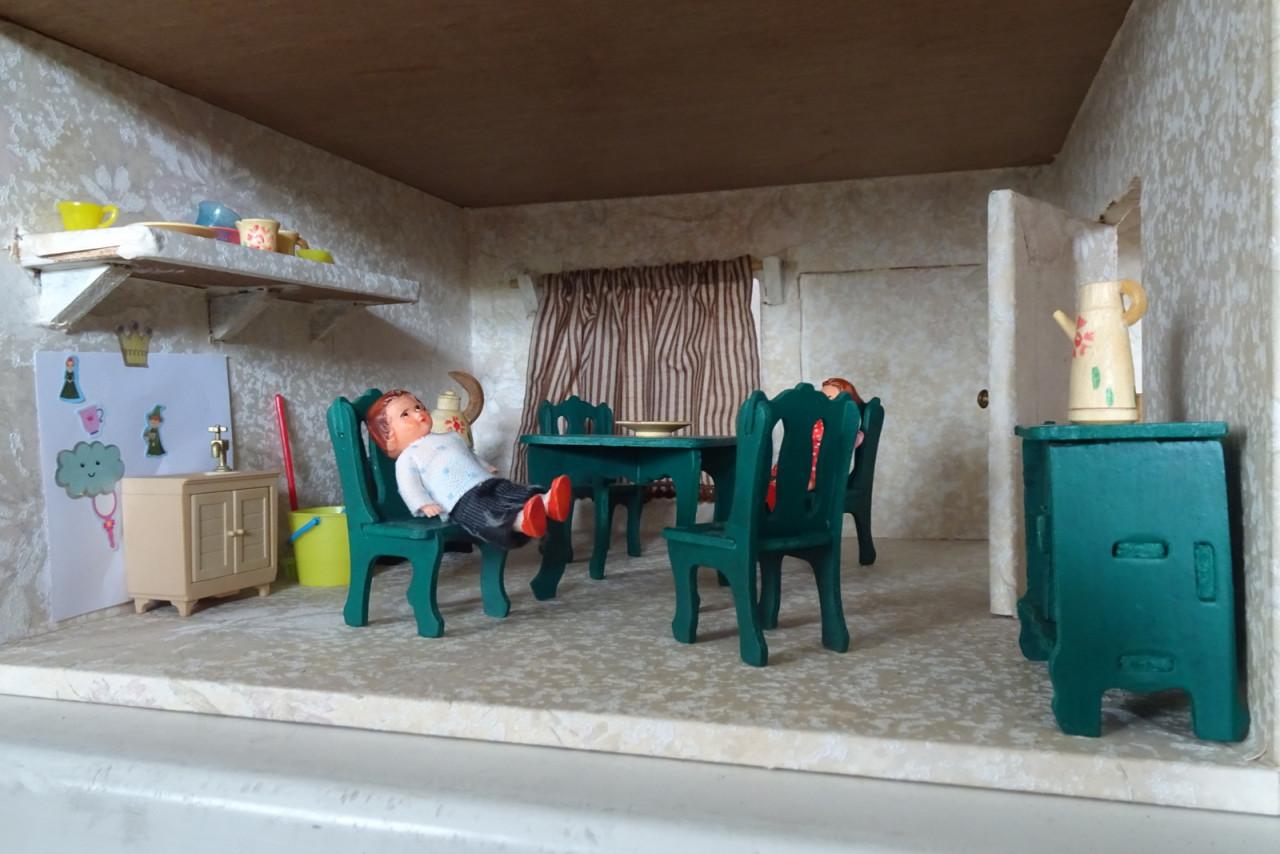 Poppenhuis met inrichting