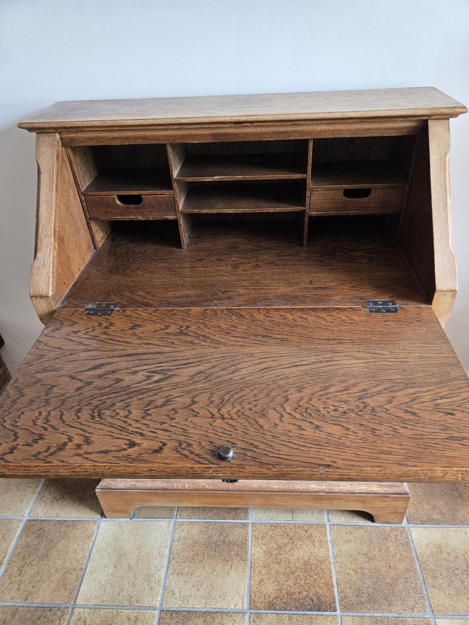 Secretaire , hout met klep, lade en dubbele deurtjes
