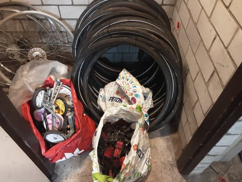 Gratis diverse fietsonderdelen en 25 buitenbanden etc.