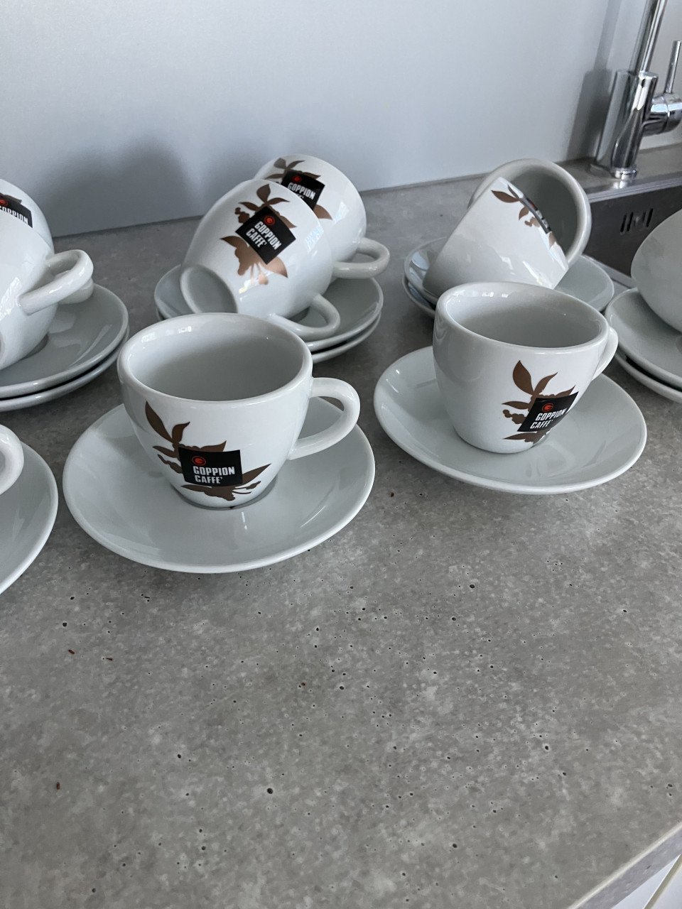Te koop grote en kleine kop en schotels in goede staat
