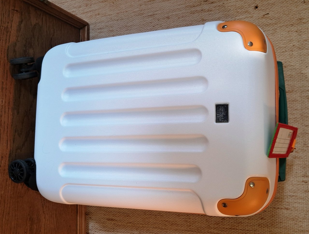 2 nieuwe compacte rolkoffers