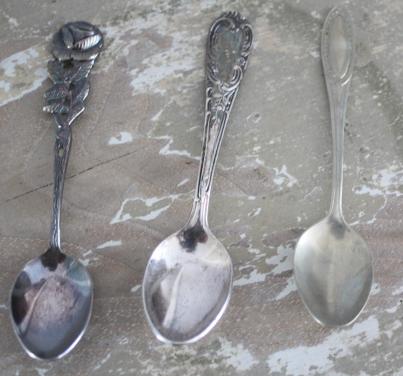 3 verzilverde lepeltjes gemerkt